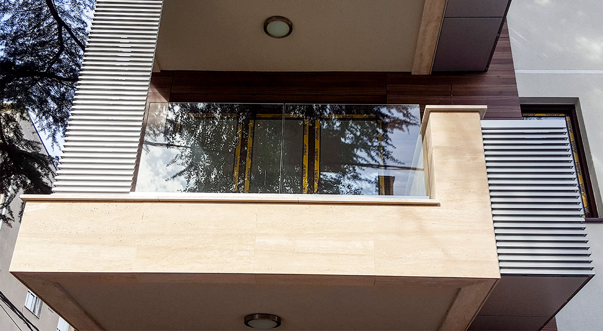 Staklene ograde Elegant - nasadni sistem C50 - Porodična zgrada u Beogradu