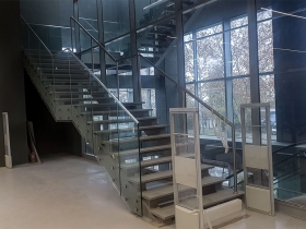 Nasadni sistem staklene ograde Elegant C50 i stranični sistem CREA-POINT GT50 na objektu Decathlon u Beogradu