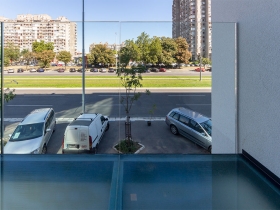 Stranični sistem staklene ograde CREA-POINT GT50 na stambeno-poslovnom objektu SQUARE 43 u Beogradu.