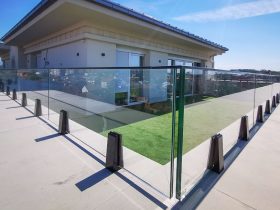 Staklene ograde Elegant - Nasadni sistem Vista V330 u boji antracit na stambenom objektu u Kruševcu